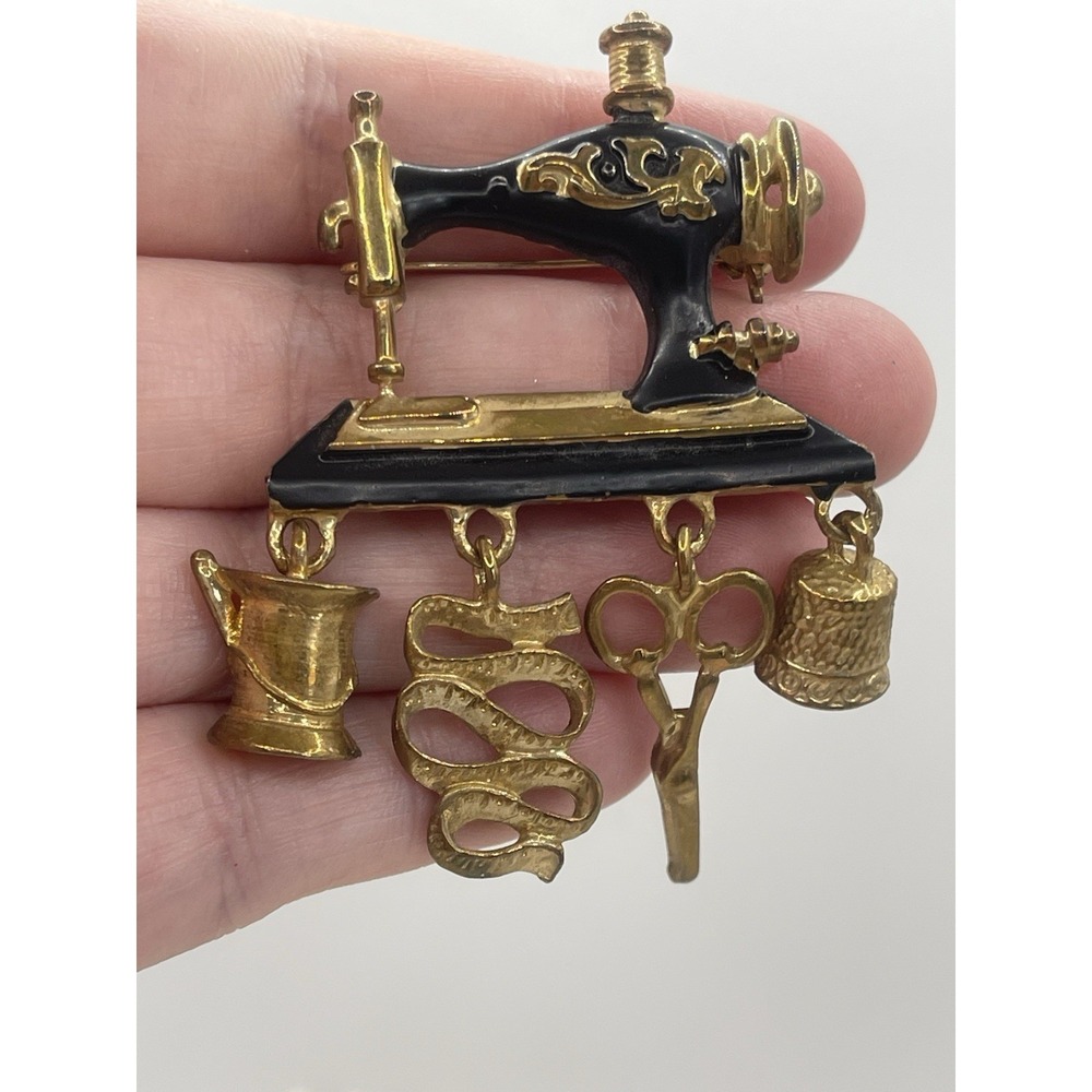 Vintage Danecraft Sewing Machine Charm Brooch Black & Gold Crafting Seamstress - Picture 2 of 4